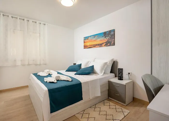 Apartman Lovely In With Wifi Podstrana