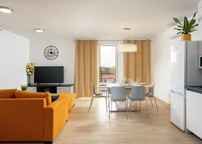 Lovely In With Wifi Apartman